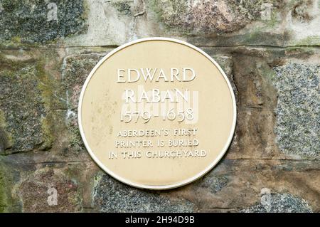 Une plaque à St Nicholas Kirkyard, à Aberdeen, enregistre l'enterrement d'Edward Raban, le premier imprimeur d'Aberdeen. Banque D'Images