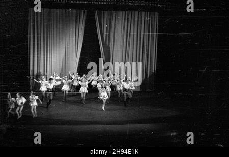 Varsovie, 1947-07.Pañstwowy Teatr Polski.Bia³ostocki balet A. i C. Januszkowskich (wystêpowa³ 12 i 13 lipca).Dok³adny dzieñ wydarzenia nieustalony. bk/ak PAP/Jerzy BaranowskiVarsovie, juillet 1947.Panstwowy Teatr Polski (Théâtre national polonais).Le Ballet A. and C. Januszkowski de Bialystok (joué les 12 et 13 juillet). bk/ak PAP/Jerzy Baranowski Banque D'Images