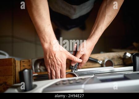 Vue panoramique sur les mains du barman pour préparer un espresso aromatique et parfumé.Café, boissons, bar Banque D'Images