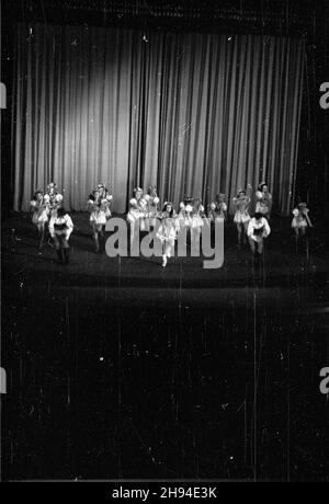 Varsovie, 1947-07.Pañstwowy Teatr Polski.Bia³ostocki balet A. i C. Januszkowskich (wystêpowa³ 12 i 13 lipca).Dok³adny dzieñ wydarzenia nieustalony. bk/ak PAP/Jerzy BaranowskiVarsovie, juillet 1947.Panstwowy Teatr Polski (Théâtre national polonais).Le Ballet A. and C. Januszkowski de Bialystok (joué les 12 et 13 juillet). bk/ak PAP/Jerzy Baranowski Banque D'Images