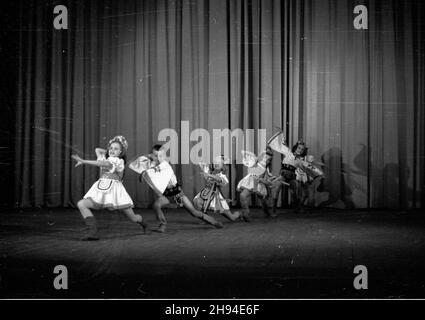 Varsovie, 1947-07.Pañstwowy Teatr Polski.Bia³ostocki balet A. i C. Januszkowskich (wystêpowa³ 12 i 13 lipca).Dok³adny dzieñ wydarzenia nieustalony. bk/ak PAP/Jerzy BaranowskiVarsovie, juillet 1947.Panstwowy Teatr Polski (Théâtre national polonais).Le Ballet A. and C. Januszkowski de Bialystok (joué les 12 et 13 juillet). bk/ak PAP/Jerzy Baranowski Banque D'Images