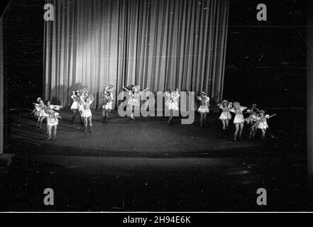 Varsovie, 1947-07.Pañstwowy Teatr Polski.Bia³ostocki balet A. i C. Januszkowskich (wystêpowa³ 12 i 13 lipca).Dok³adny dzieñ wydarzenia nieustalony. bk/ak PAP/Jerzy BaranowskiVarsovie, juillet 1947.Panstwowy Teatr Polski (Théâtre national polonais).Le Ballet A. and C. Januszkowski de Bialystok (joué les 12 et 13 juillet). bk/ak PAP/Jerzy Baranowski Banque D'Images