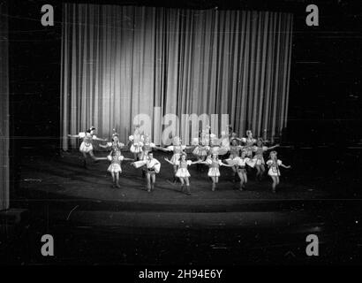 Varsovie, 1947-07.Pañstwowy Teatr Polski.Bia³ostocki balet A. i C. Januszkowskich (wystêpowa³ 12 i 13 lipca).Dok³adny dzieñ wydarzenia nieustalony. bk/ak PAP/Jerzy BaranowskiVarsovie, juillet 1947.Panstwowy Teatr Polski (Théâtre national polonais).Le Ballet A. and C. Januszkowski de Bialystok (joué les 12 et 13 juillet). bk/ak PAP/Jerzy Baranowski Banque D'Images