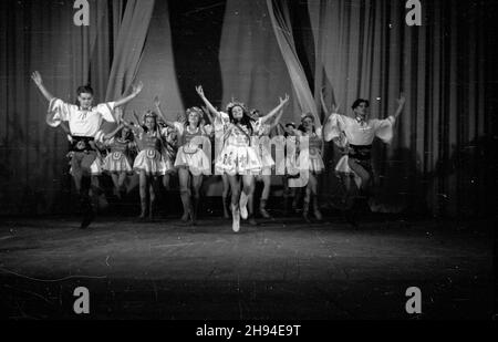 Varsovie, 1947-07.Pañstwowy Teatr Polski.Bia³ostocki balet A. i C. Januszkowskich (wystêpowa³ 12 i 13 lipca).Dok³adny dzieñ wydarzenia nieustalony. bk/ak PAP/Jerzy BaranowskiVarsovie, juillet 1947.Panstwowy Teatr Polski (Théâtre national polonais).Le Ballet A. and C. Januszkowski de Bialystok (joué les 12 et 13 juillet). bk/ak PAP/Jerzy Baranowski Banque D'Images