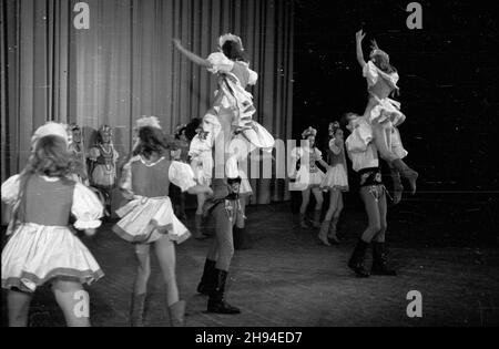 Varsovie, 1947-07.Pañstwowy Teatr Polski.Bia³ostocki balet A. i C. Januszkowskich (wystêpowa³ 12 i 13 lipca).Dok³adny dzieñ wydarzenia nieustalony. bk/ak PAP/Jerzy BaranowskiVarsovie, juillet 1947.Panstwowy Teatr Polski (Théâtre national polonais).Le Ballet A. and C. Januszkowski de Bialystok (joué les 12 et 13 juillet). bk/ak PAP/Jerzy Baranowski Banque D'Images