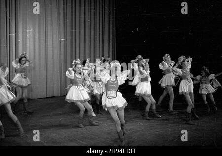 Varsovie, 1947-07.Pañstwowy Teatr Polski.Bia³ostocki balet A. i C. Januszkowskich (wystêpowa³ 12 i 13 lipca).Dok³adny dzieñ wydarzenia nieustalony. bk/ak PAP/Jerzy BaranowskiVarsovie, juillet 1947.Panstwowy Teatr Polski (Théâtre national polonais).Le Ballet A. and C. Januszkowski de Bialystok (joué les 12 et 13 juillet). bk/ak PAP/Jerzy Baranowski Banque D'Images