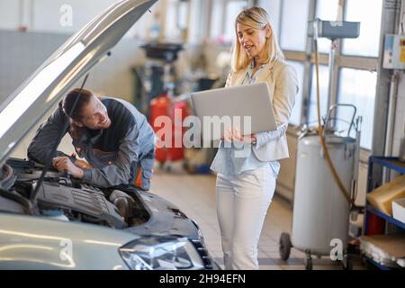 Magasin de mécanicien professionnel faisant voiture diagostic pour la réparation Banque D'Images