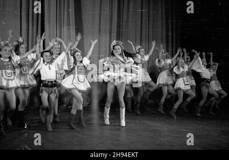 Varsovie, 1947-07.Pañstwowy Teatr Polski.Bia³ostocki balet A. i C. Januszkowskich (wystêpowa³ 12 i 13 lipca).Dok³adny dzieñ wydarzenia nieustalony. bk/ak PAP/Jerzy BaranowskiVarsovie, juillet 1947.Panstwowy Teatr Polski (Théâtre national polonais).Le Ballet A. and C. Januszkowski de Bialystok (joué les 12 et 13 juillet). bk/ak PAP/Jerzy Baranowski Banque D'Images