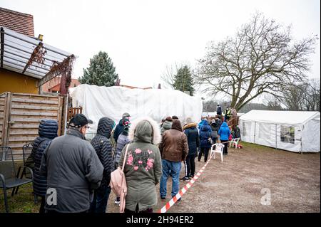 Michendorf, Allemagne.04e décembre 2021.04 décembre 2021, Brandebourg, Stücken: Les gens font la queue devant le centre de vaccination auto-organisé dans une auberge de Stücken dans la municipalité de Michendorf (district de Potsdam-Mittelmark).Les citoyens de la communauté villageoise de Stücken, ainsi qu'un médecin, ont organisé un centre de vaccination pendant une journée.Photo: Fabian Sommer/dpa Credit: dpa Picture Alliance/Alay Live News Banque D'Images