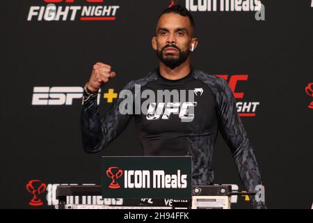 Las Vegas, États-Unis.03ème décembre 2021.3 décembre 2021, Las Vegas, Nevada, Las Vegas,NV, Etats-Unis: LAS VEGAS, NV - DÉCEMBRE 3: Rob font pose sur l'échelle pendant l'UFC Vegas 44: Aldo v font peser-in à UFC Apex le 3 décembre 2021 à Las Vegas, Nevada, Etats-Unis.(Credit image: © Diego Ribas/PX Imagens via ZUMA Press Wire) Credit: ZUMA Press, Inc./Alamy Live News Banque D'Images