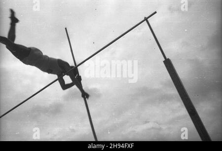 Varsovie, 1947-07.Zawody sportowe na stadionie Wojskowego Klubu Sportowego Legia.NZ. skok o tyczce. bk/mgs PAP Dok³adny dzieñ wydarzenia nieustalony.Varsovie, juillet 1947.Concours sportif sur le stade du club sportif militaire Legia.Photo : la voûte polaire. bk/mgs PAP Banque D'Images