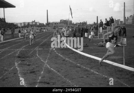 Varsovie, 1947-07.Zawody sportowe na stadionie Wojskowego Klubu Sportowego Legia.NZ. Zawodnicy na bie¿ni. bk/mgs PAP Dok³adny dzieñ wydarzenia nieustalony.Varsovie, juillet 1947.Concours sportif au stade du Legia Military Sports Club.Photo : concurrents sur la piste de course. bk/mgs PAP Banque D'Images