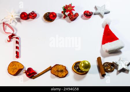 Fond de Noël, avec étoile, boules de Noël, cannelle, décoration Banque D'Images
