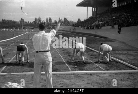 Varsovie, 1947-07.Zawody sportowe na stadionie Wojskowego Klubu Sportowego Legia.NZ. Start biegu przez p³otki. bk/mgs PAP Dok³adny dzieñ wydarzenia nieustalony.Varsovie, juillet 1947.Concours sportif au stade du Legia Military Sports Club.Photo : une course de haies. bk/mgs PAP Banque D'Images