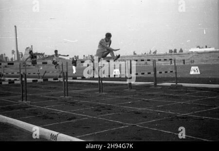 Varsovie, 1947-07.Zawody sportowe na stadionie Wojskowego Klubu Sportowego Legia.NZ. Bieg przez p³otki. bk/mgs PAP Dok³adny dzieñ wydarzenia nieustalony.Varsovie, juillet 1947.Concours sportif au stade du Legia Military Sports Club.Photo : une course de haies. bk/mgs PAP Banque D'Images