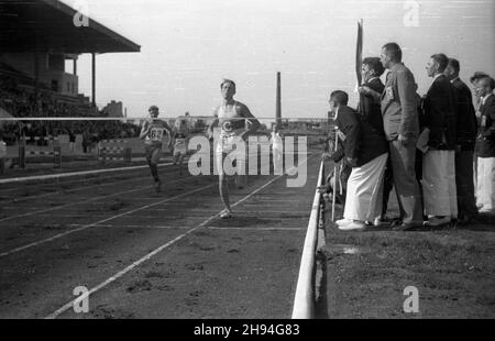 Varsovie, 1947-07.Zawody sportowe na stadionie Wojskowego Klubu Sportowego Legia.NZ. Finisz biegu. bk/mgs PAP Dok³adny dzieñ wydarzenia nieustalony.Varsovie, juillet 1947.Concours sportif au stade du Legia Military Sports Club.Photo : finition de course. bk/mgs PAP Banque D'Images