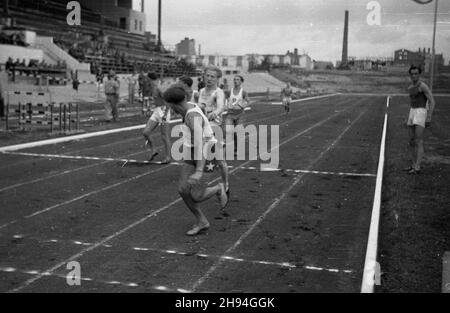 Varsovie, 1947-07.Zawody sportowe na stadionie Wojskowego Klubu Sportowego Legia.NZ. Bieg sztafetowy. bk/mgs PAP Dok³adny dzieñ wydarzenia nieustalony.Varsovie, juillet 1947.Concours sportif au stade du Legia Military Sports Club.Photo : course de relais BK/mgs PAP Banque D'Images