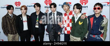 Inglewood, États-Unis.03ème décembre 2021.INGLEWOOD, LOS ANGELES, CALIFORNIE, États-Unis - DÉCEMBRE 03 : V, Suga, Jin, Jungkook, RM,Jimin et J-Hope de BTS arrivent à iHeartRadio 102.7 KIIS FM Jingle ball 2021 présenté par Capital One tenu au Forum le 3 décembre 2021 à Inglewood, Los Angeles, Californie, Etats-Unis.(Photo de Xavier Collin/image Press Agency) Credit: Image Press Agency/Alay Live News Banque D'Images