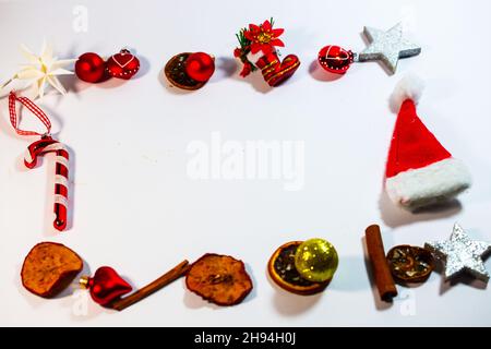Fond de Noël, avec étoile, boules de Noël, cannelle, décoration Banque D'Images