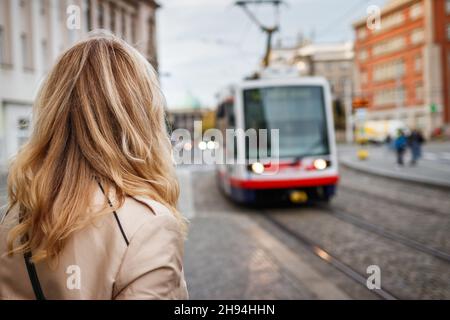 Femme attendant le tramway.Transport en train d'arriver en ville.Transports en commun Banque D'Images