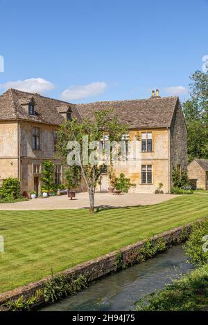 Maison Cassey Compton du XVIIe siècle dans la vallée de la rivière Coln, près de Withington, Gloucestershire, Royaume-Uni Banque D'Images