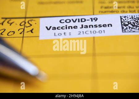 Stuttgart, Allemagne - 15 mai 2021 : 1 étiquette blanche dans une carte de vaccination.Confirmation de la vaccination contre le virus corona covid-19.Page jaune dans Banque D'Images