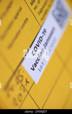 Stuttgart, Allemagne - 15 mai 2021 : 1 étiquette blanche dans une carte de vaccination.Confirmation de la vaccination contre le virus corona covid-19.Page jaune dans Banque D'Images