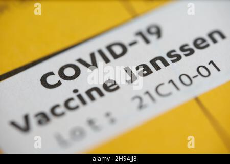 Stuttgart, Allemagne - 15 mai 2021 : 1 autocollant blanc sur une carte de vaccination.Confirmation de la vaccination contre le virus corona covid-19.Page jaune dans un Banque D'Images