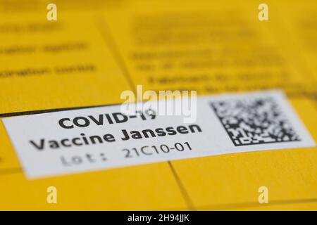 Stuttgart, Allemagne - 15 mai 2021 : 1 étiquette blanche dans une carte de vaccination.Confirmation de la vaccination contre le virus corona covid-19.Page jaune dans Banque D'Images