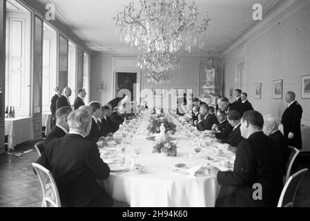 Czechy, Praga, 1947-07-03.Wizyta polskiej degaracji rz¹dowej W Pradze.NZ. Uroczysty obiad dla goœci wydany przez premiera Czechos³owacji Klementa Gottwalda. po/ms PAPTchécoslovaquie, Prague, 3 juillet 1947.La visite de la délégation gouvernementale polonaise à Prague.Photo : dîner de gala offert par le Premier ministre tchèque Klement Gottwald. po/ms PAP Banque D'Images