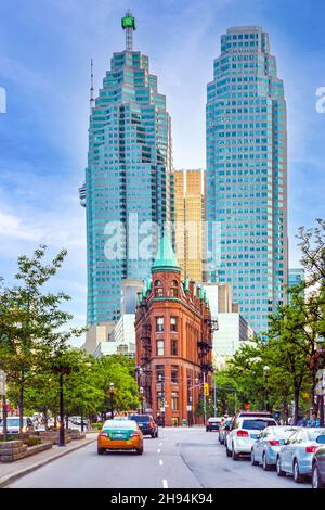 L'édifice Gooderham ou Flatiron (rouge) dans le quartier d'Old Toronto.Le célèbre endroit est une attraction touristique.22 novembre 2021 Banque D'Images