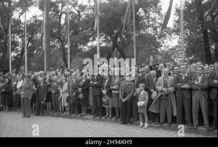 Czechy, Praga, 1947-07-03.Wizyta polskiej degaracji rz¹dowej W Pradze.NZ. Mieszkañcy miasta witaj¹ polskich goœci na trasie przejazdu. po/ms PAPRépublique tchèque, Prague, 3 juillet 1947.La visite de la délégation gouvernementale polonaise à Prague.Photo: Résidents de Prague en attente de la délégation. po/ms PAP Banque D'Images