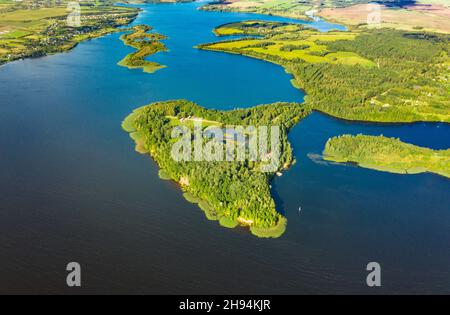 District de Lyepyel, région de Vitebsk, Bélarus. Vue aérienne du lac Lepel avec les petites îles naturelles Banque D'Images