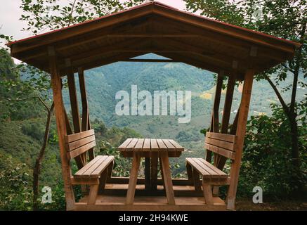 Belvédère en bois, pique-nique, table de camping et bancs pour se détendre avec vue sur la forêt Banque D'Images