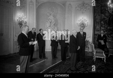 Czechy, Praga, 1947-07-03.Wizyta polskiej degaracji rz¹dowej W Pradze.ZN. Spotkanie z prezydentem Czechos³owacji Edwardem Beneszem (3P).PAPTchécoslovaquie, Prague, 3 juillet 1947.Les délégués du gouvernement polonais se rendent à Prague.Photo : rencontre avec le Président tchécoslovaque Edward Benesz (3e à partir de la gauche).PAP Banque D'Images