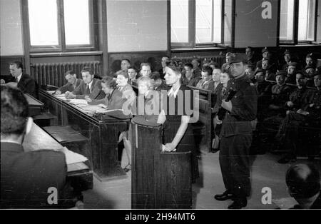 Varsovie, 1947-07-08.Pierwszy dzieñ procesu cz³onków Zrzeszenia Wolnoœæ i Niezawis³oœæ (win), oskar¿onych o dzia³alnoœæ szpiegowsk¹ W ramach komórki wywiwadowczej o kryptonimie Liceum.Rozprawa toczy³a siê przed Wojskowym S¹dem Rejonowym.NZ. Zeznaje oskar¿ona Barbara Sadowska. po/mgs PAPVarsovie, le 8 juillet 1947.Le premier jour du procès des membres de l'Association pour la liberté et l'indépendance, accusés d'espionnage.Le procès a eu lieu au tribunal de district militaire.Photo : témoignage de la défenderesse Barbara Sadowska. po/mgs PAP Banque D'Images