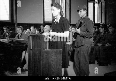 Varsovie, 1947-07-08.Pierwszy dzieñ procesu cz³onków Zrzeszenia Wolnoœæ i Niezawis³oœæ (win), oskar¿onych o dzia³alnoœæ szpiegowsk¹ W ramach komórki wywiwadowczej o kryptonimie Liceum.Rozprawa toczy³a siê przed Wojskowym S¹dem Rejonowym.NZ. Zeznaje oskar¿ona Barbara Sadowska. po/mgs PAPVarsovie, le 8 juillet 1947.Le premier jour du procès des membres de l'Association pour la liberté et l'indépendance, accusés d'espionnage.Le procès a eu lieu au tribunal de district militaire.Photo : témoignage de la défenderesse Barbara Sadowska. po/mgs PAP Banque D'Images