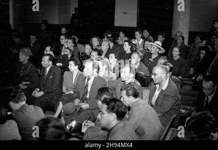 Varsovie, 1947-07-08.Pierwszy dzieñ procesu cz³onków Zrzeszenia Wolnoœæ i Niezawis³oœæ (win), oskar¿onych o dzia³alnoœæ szpiegowsk¹ W ramach komórki wywiwadowczej o kryptonimie Liceum.Rozprawa toczy³a siê przed Wojskowym S¹dem Rejonowym.NZ. Dziennikarze i publicznoœæ na sali s¹dowej. po/mgs PAPVarsovie, le 8 juillet 1947.Le premier jour du procès des membres de l'Association pour la liberté et l'indépendance, accusés d'espionnage.Le procès a eu lieu au tribunal de district militaire.Photo : journalistes et public dans la salle d'audience. po/mgs PAP Banque D'Images