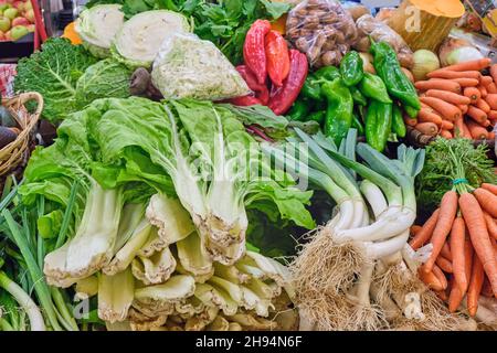 Grand choix de légumes frais et de salades vus dans un marché Banque D'Images