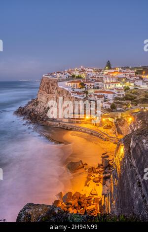 Le beau village d'Azenhas do Mar sur la côte atlantique portugaise après le coucher du soleil