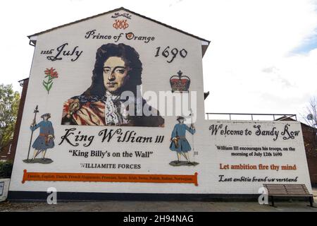 BELFAST, ROYAUME-UNI - 02 novembre 2021 : une fresque du roi William Third sur un bâtiment avec le texte « Welcome to Sandy Row » à Belfast, Royaume-Uni Banque D'Images
