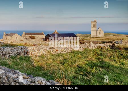 Vue d'été sur Lundy Village et l'église St Helen sur Lundy Island, Bristol Channel, Devon, Angleterre, Royaume-Uni Banque D'Images