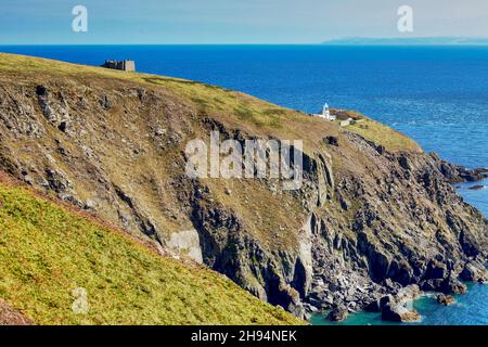 Le château de Marisco et le phare de South Light se dressent au sommet des falaises de Lundy Island, Bristol Channel, Devon, Angleterre, Royaume-Uni Banque D'Images