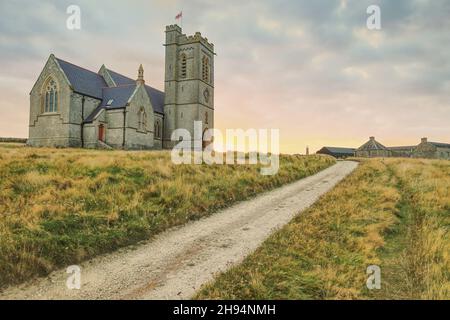 Vue au coucher du soleil, la route passant par l'église St Helen jusqu'au village de Lundy Island, Bristol Channel, Devon, Angleterre, Royaume-Uni Banque D'Images