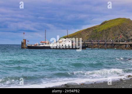 Départ de Lundy Island, Bristol Channel, Devon, Angleterre, Royaume-Uni.Passagers à bord du ferry britannique MS Oldenburg pour leur voyage vers le continent Banque D'Images