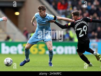 Ben Sheaf de Coventry City (à gauche) et Taylor Gardner-Hickman de West Bromwich Albion se battent pour le ballon lors du match du championnat Sky Bet à l'arène Coventry Building Society Arena, Coventry.Date de la photo: Samedi 4 décembre 2021. Banque D'Images