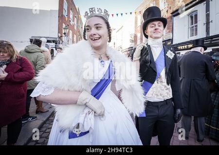 Rochester, Royaume-Uni.4 décembre 2021.Festival de Noël de Rochester Dickensian.Les participants costumés de l'époque victorienne assistent au festival de Noël de la ville de Kent, vêtus de personnages des romans de Charles Dickens, pour célébrer l'auteur qui a passé les 14 dernières années de sa vie dans la ville, y portant un certain nombre de ses titres classiques.Credit: Guy Corbishley/Alamy Live News Banque D'Images