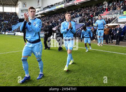 Ben Sheaf (à gauche) de Coventry City et Viktor Gyokeres applaudissent les fans lorsqu'ils arrivent sur le terrain avant le match du championnat Sky Bet à l'arène Coventry Building Society Arena de Coventry.Date de la photo: Samedi 4 décembre 2021. Banque D'Images