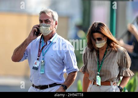 Carlos Sainz (ESP) avec sa femme Reyes Vazquez de Castro.Grand Prix d'Arabie Saoudite, samedi 4 décembre 2021.Djeddah, Arabie Saoudite.Crédit : James Moy/Alay Live News Banque D'Images