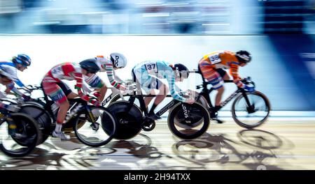 Londres, Royaume-Uni.03ème décembre 2021.La course féminine Scratch à l'UCI Track Champions League Round 3 au Lee Valley Velodrome, Londres, Angleterre, le 3 décembre 2021.Photo de Phil Hutchinson.Utilisation éditoriale uniquement, licence requise pour une utilisation commerciale.Aucune utilisation dans les Paris, les jeux ou les publications d'un seul club/ligue/joueur.Crédit : UK Sports pics Ltd/Alay Live News Banque D'Images